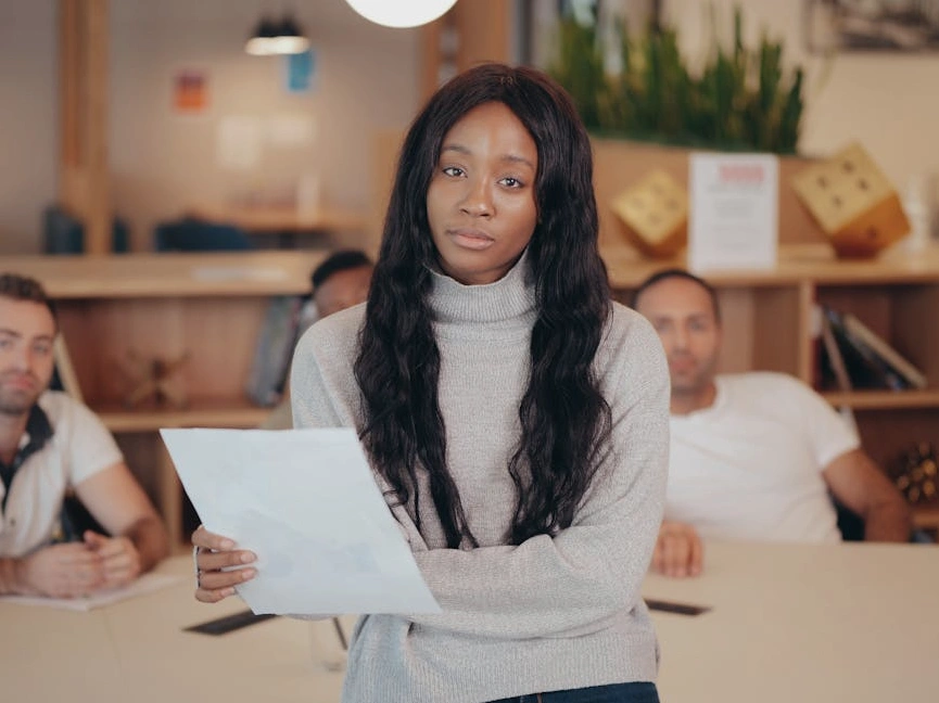 Team diversificato che collabora in un ufficio moderno