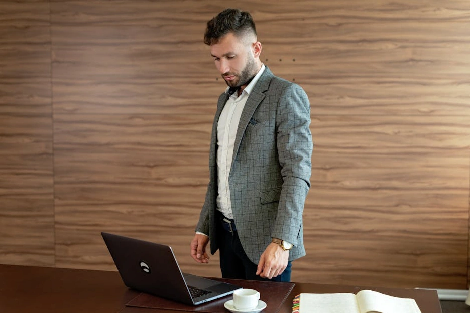Professionista che lavora al computer portatile in un ambiente moderno